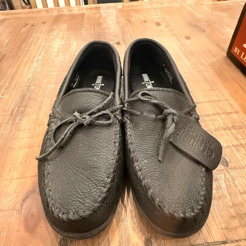 Minnetonka Men's Black Leather Moc Toe Driving Moccasins - Picture 2 of 6